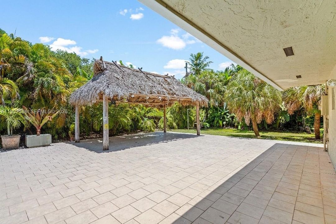 На продажу: $2,250,000 (0.89 acres)