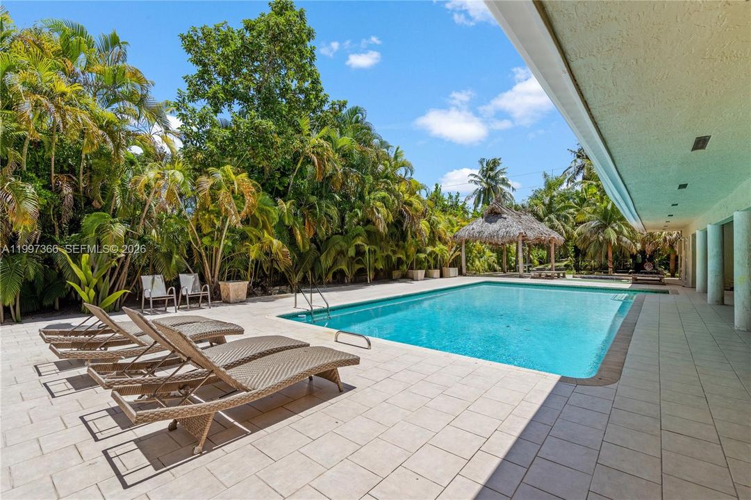 На продажу: $2,250,000 (0.89 acres)