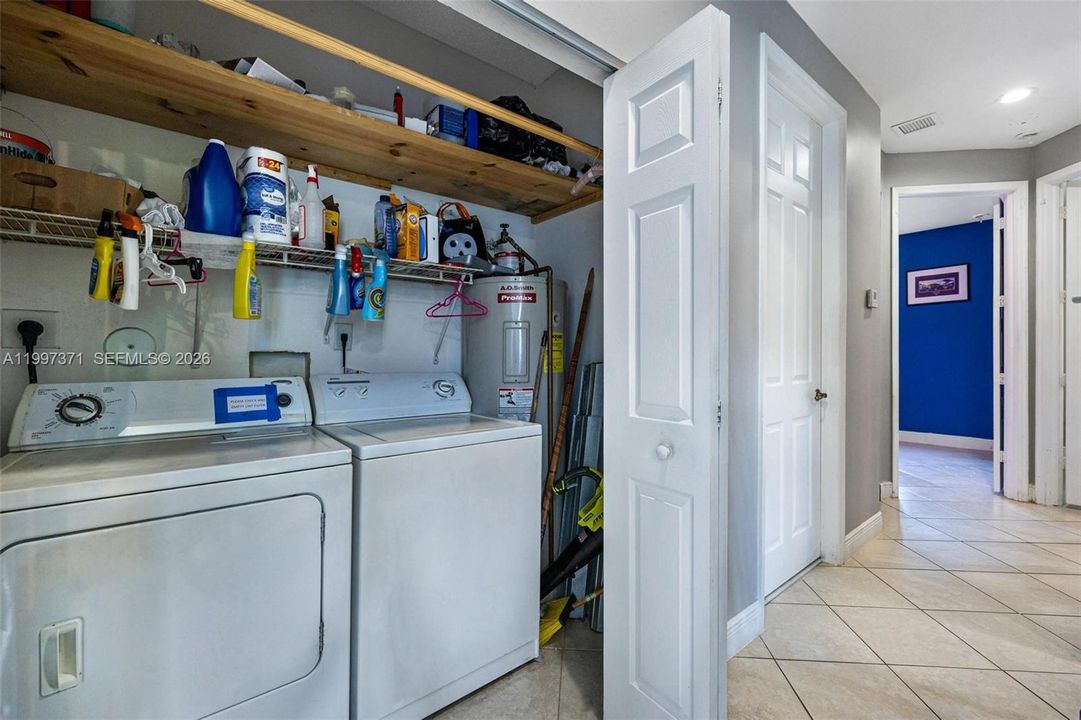 Activo con contrato: $305,000 (3 camas, 2 baños, 1298 Pies cuadrados)