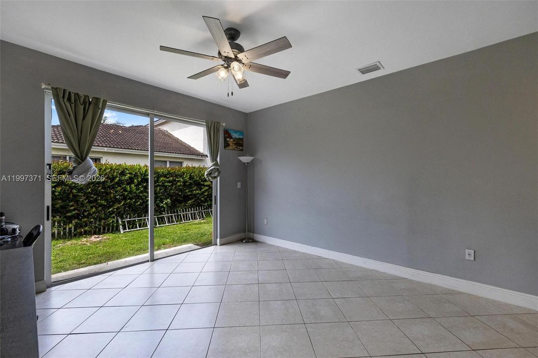 Activo con contrato: $305,000 (3 camas, 2 baños, 1298 Pies cuadrados)