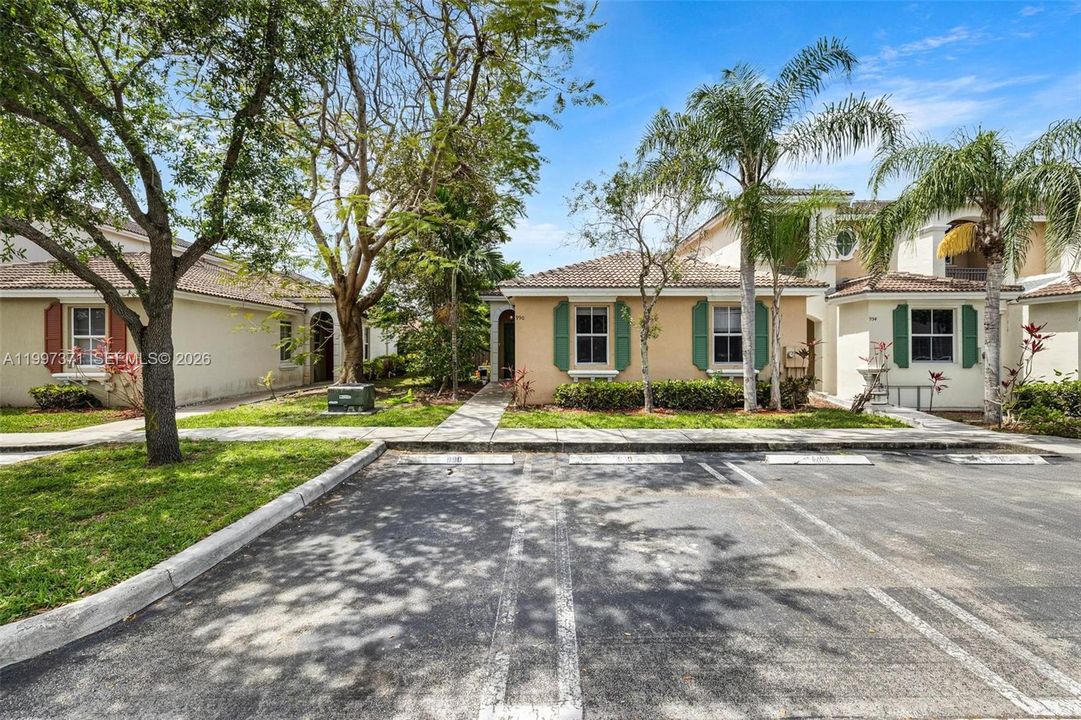 Activo con contrato: $305,000 (3 camas, 2 baños, 1298 Pies cuadrados)