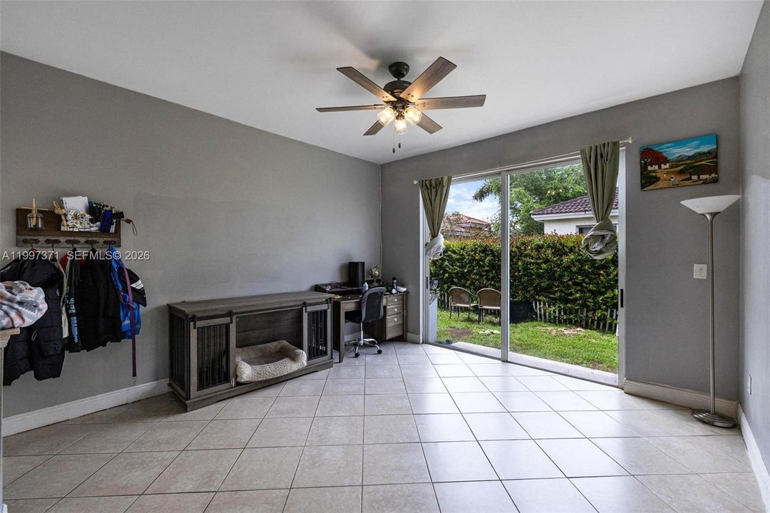 Activo con contrato: $305,000 (3 camas, 2 baños, 1298 Pies cuadrados)