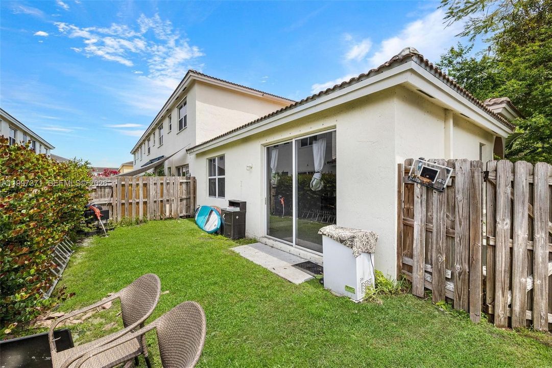 Activo con contrato: $305,000 (3 camas, 2 baños, 1298 Pies cuadrados)