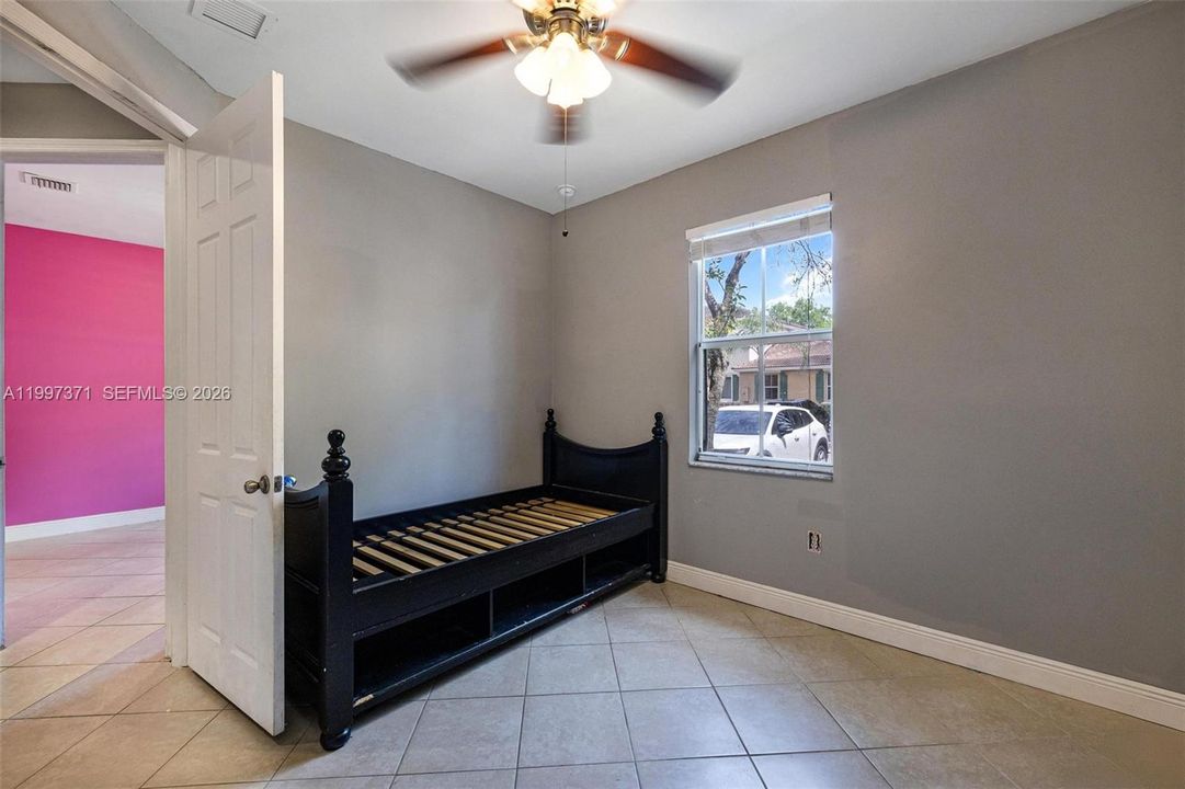 Activo con contrato: $305,000 (3 camas, 2 baños, 1298 Pies cuadrados)