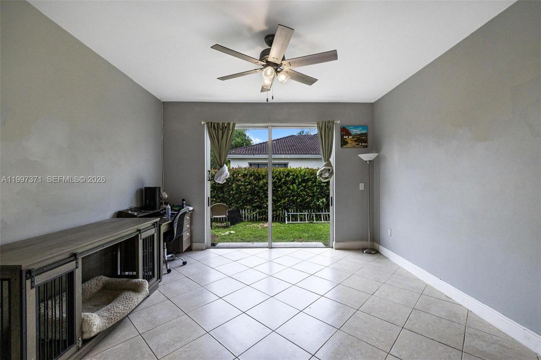 Activo con contrato: $305,000 (3 camas, 2 baños, 1298 Pies cuadrados)