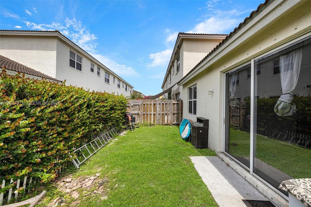 Activo con contrato: $305,000 (3 camas, 2 baños, 1298 Pies cuadrados)