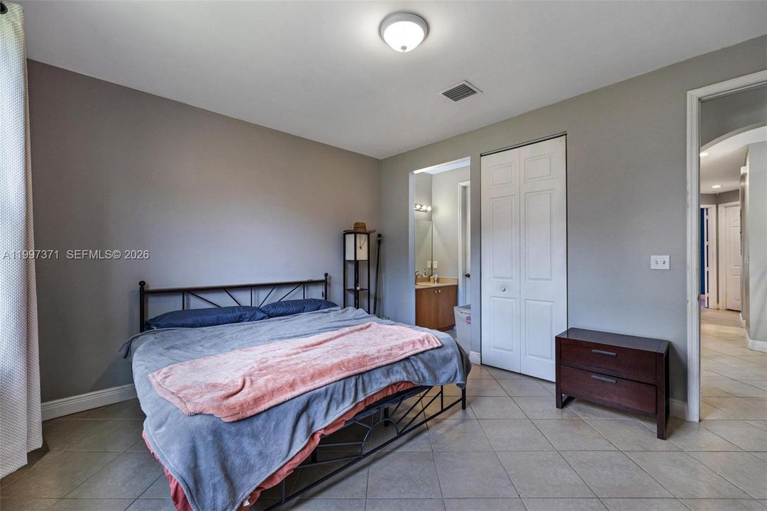 Activo con contrato: $305,000 (3 camas, 2 baños, 1298 Pies cuadrados)