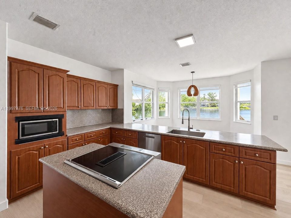 Recently Rented: $6,500 (5 beds, 3 baths, 3670 Square Feet)