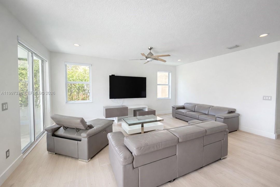 Recently Rented: $6,500 (5 beds, 3 baths, 3670 Square Feet)
