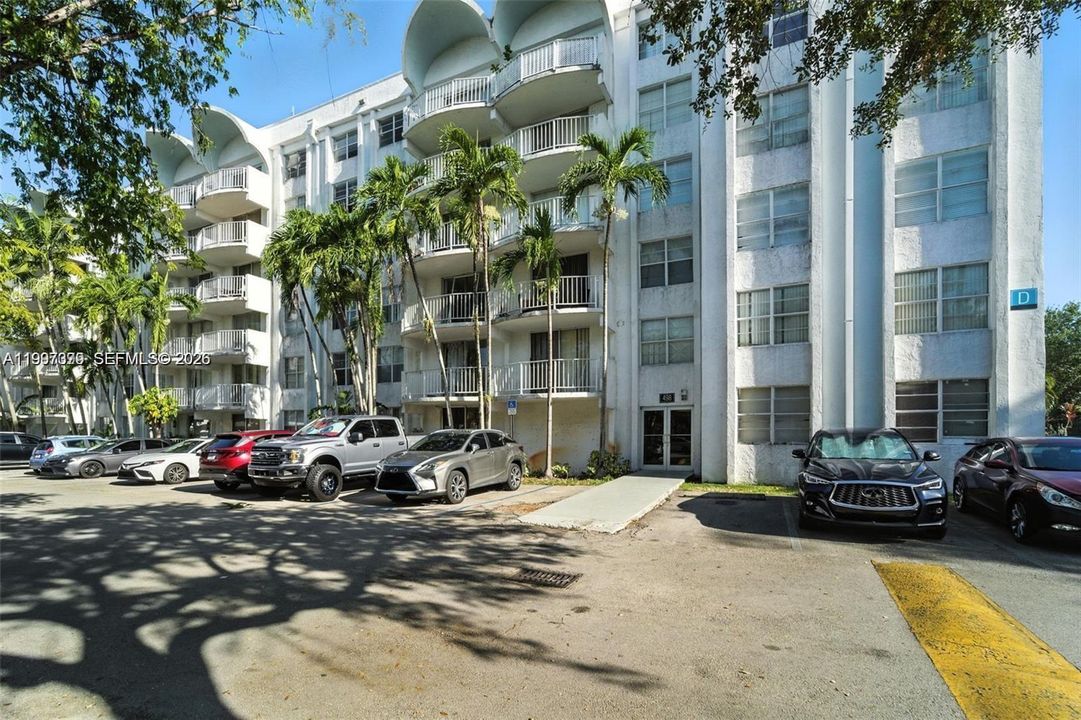 For Sale: $109,999 (1 beds, 1 baths, 826 Square Feet)