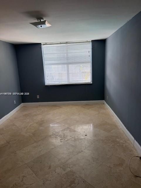 For Sale: $109,999 (1 beds, 1 baths, 826 Square Feet)