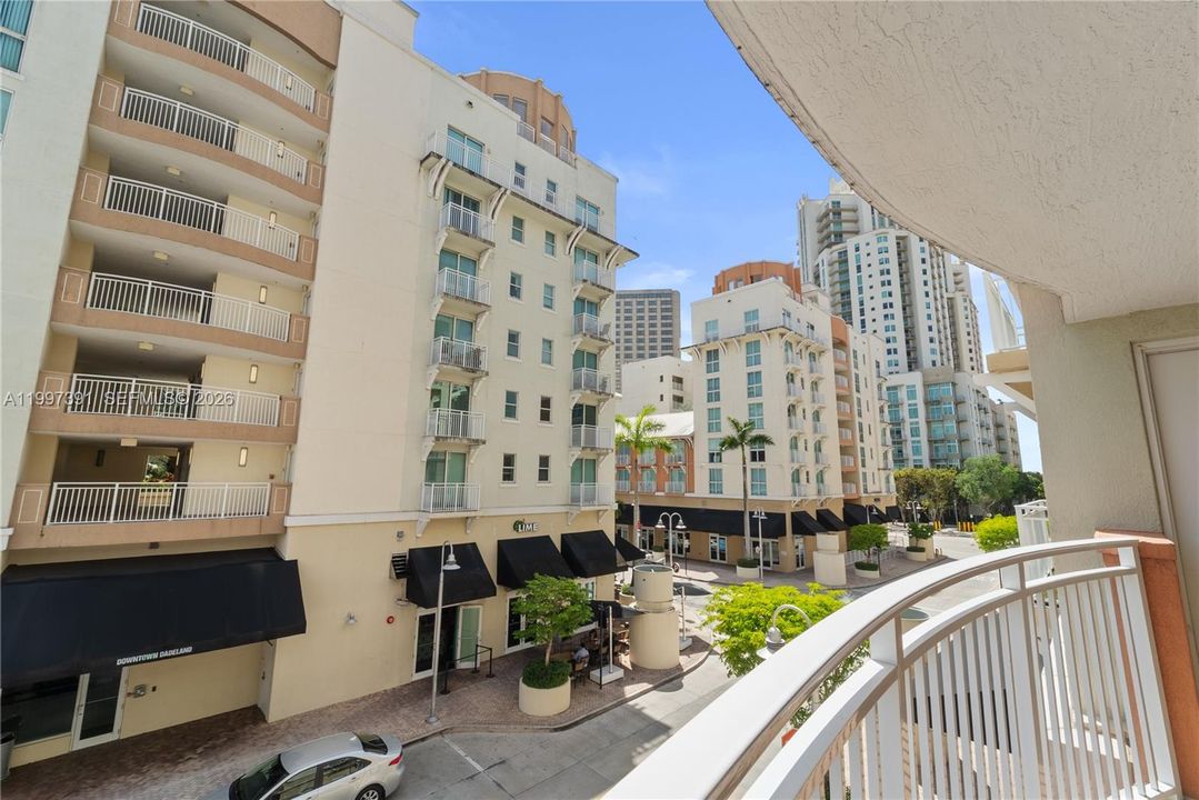 Activo con contrato: $375,000 (2 camas, 2 baños, 1119 Pies cuadrados)
