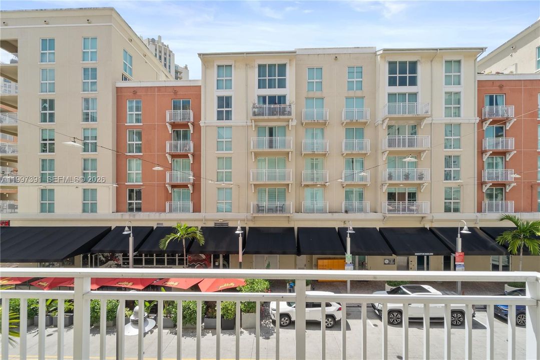 Activo con contrato: $375,000 (2 camas, 2 baños, 1119 Pies cuadrados)