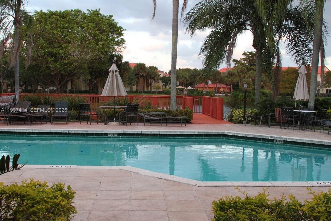 En Venta: $255,500 (2 camas, 2 baños, 965 Pies cuadrados)