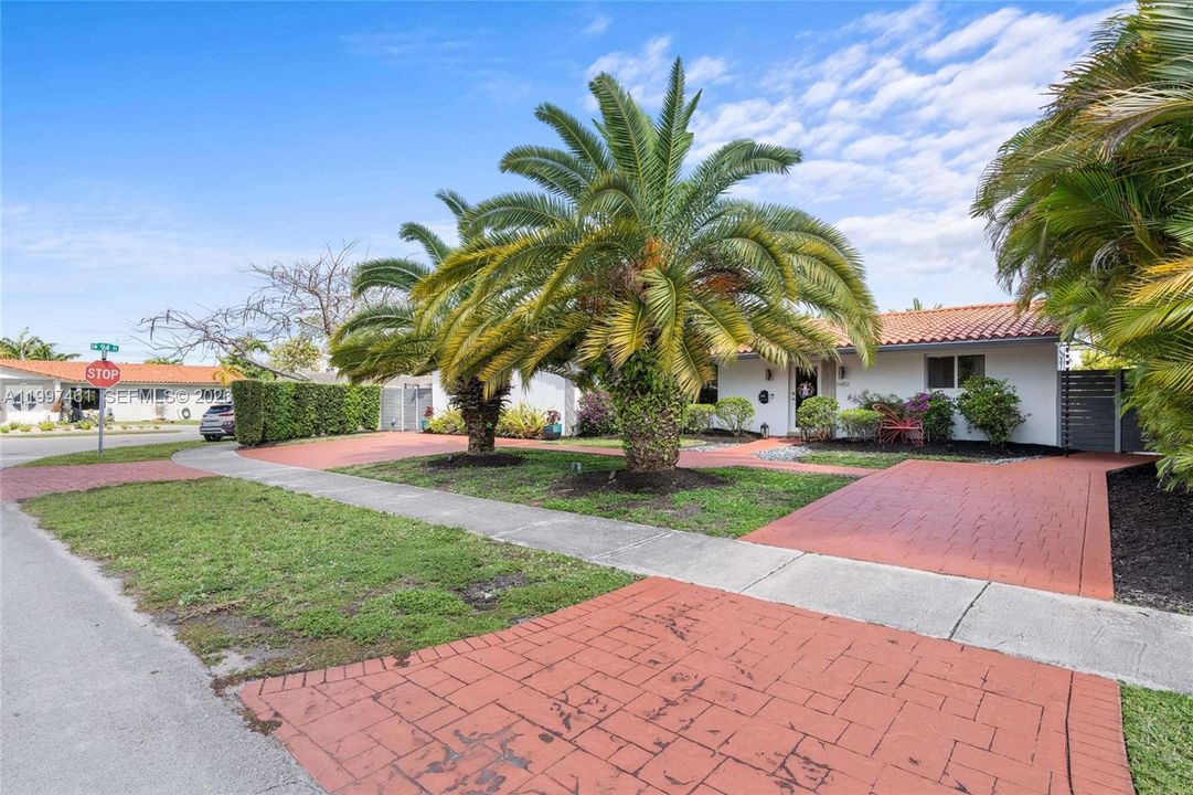 For Sale: $1,080,000 (5 beds, 3 baths, 2346 Square Feet)