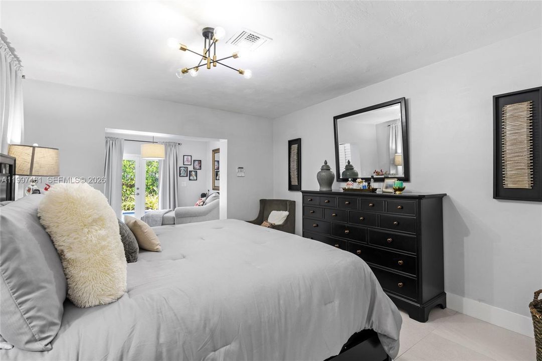 For Sale: $1,080,000 (5 beds, 3 baths, 2346 Square Feet)