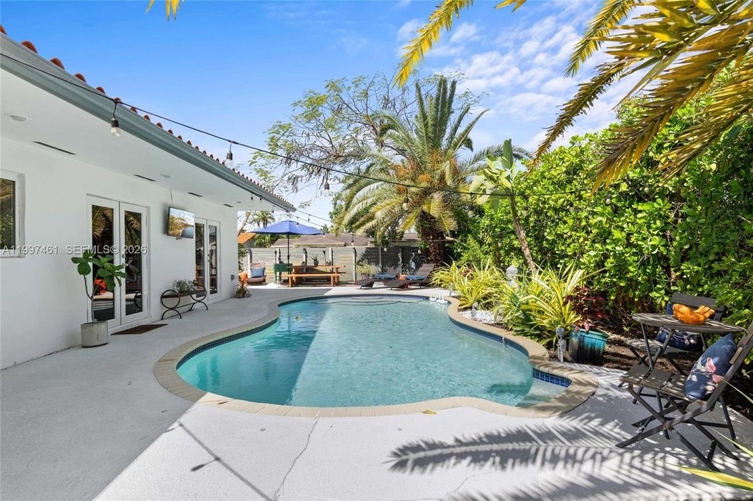 For Sale: $1,080,000 (5 beds, 3 baths, 2346 Square Feet)