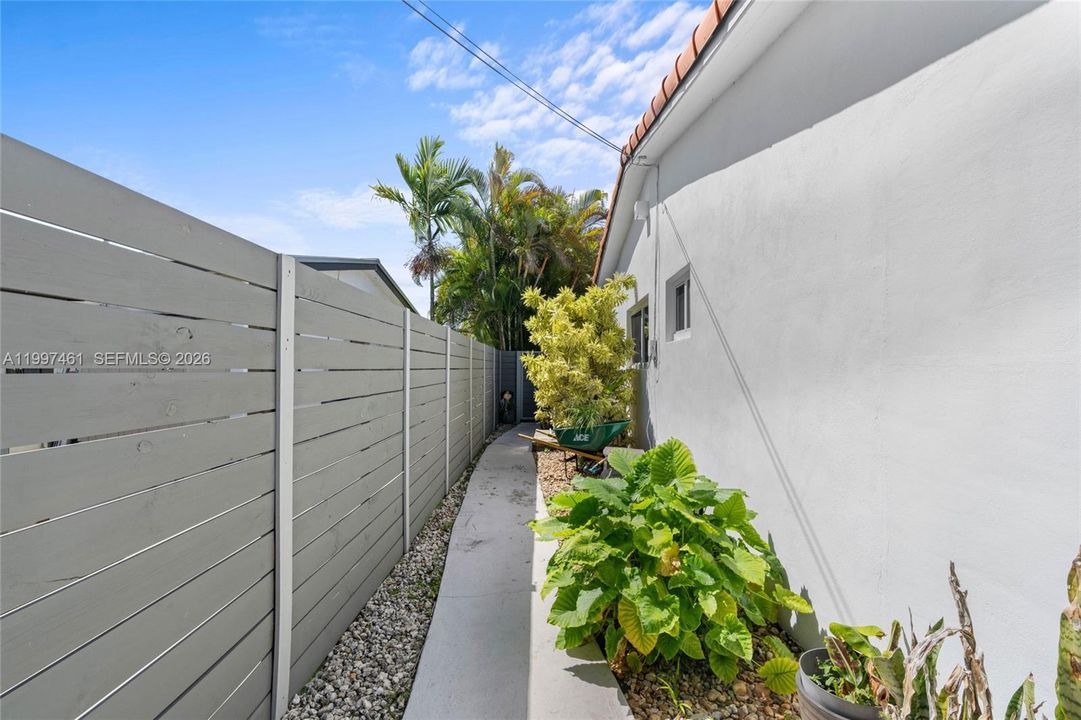 For Sale: $1,080,000 (5 beds, 3 baths, 2346 Square Feet)