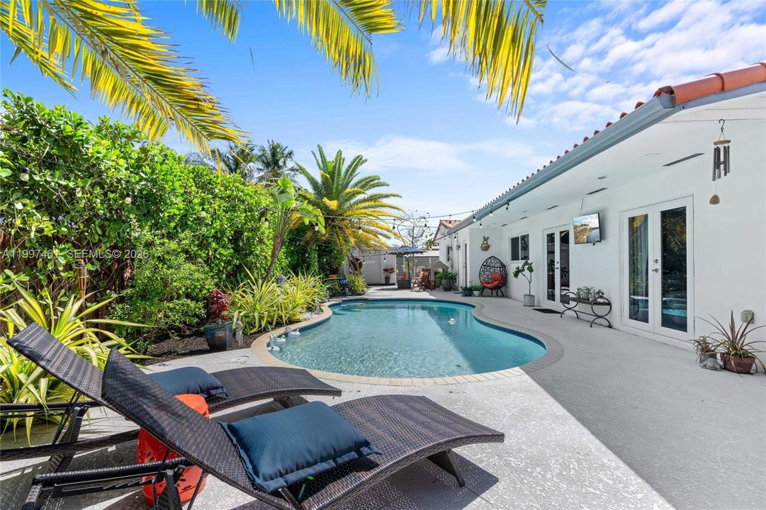 For Sale: $1,080,000 (5 beds, 3 baths, 2346 Square Feet)