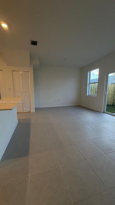 Recientemente alquilado: $2,250 (3 camas, 2 baños, 1446 Pies cuadrados)