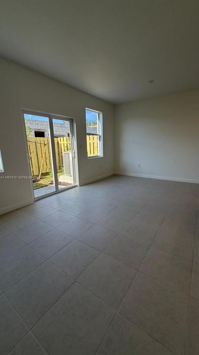Recientemente alquilado: $2,250 (3 camas, 2 baños, 1446 Pies cuadrados)