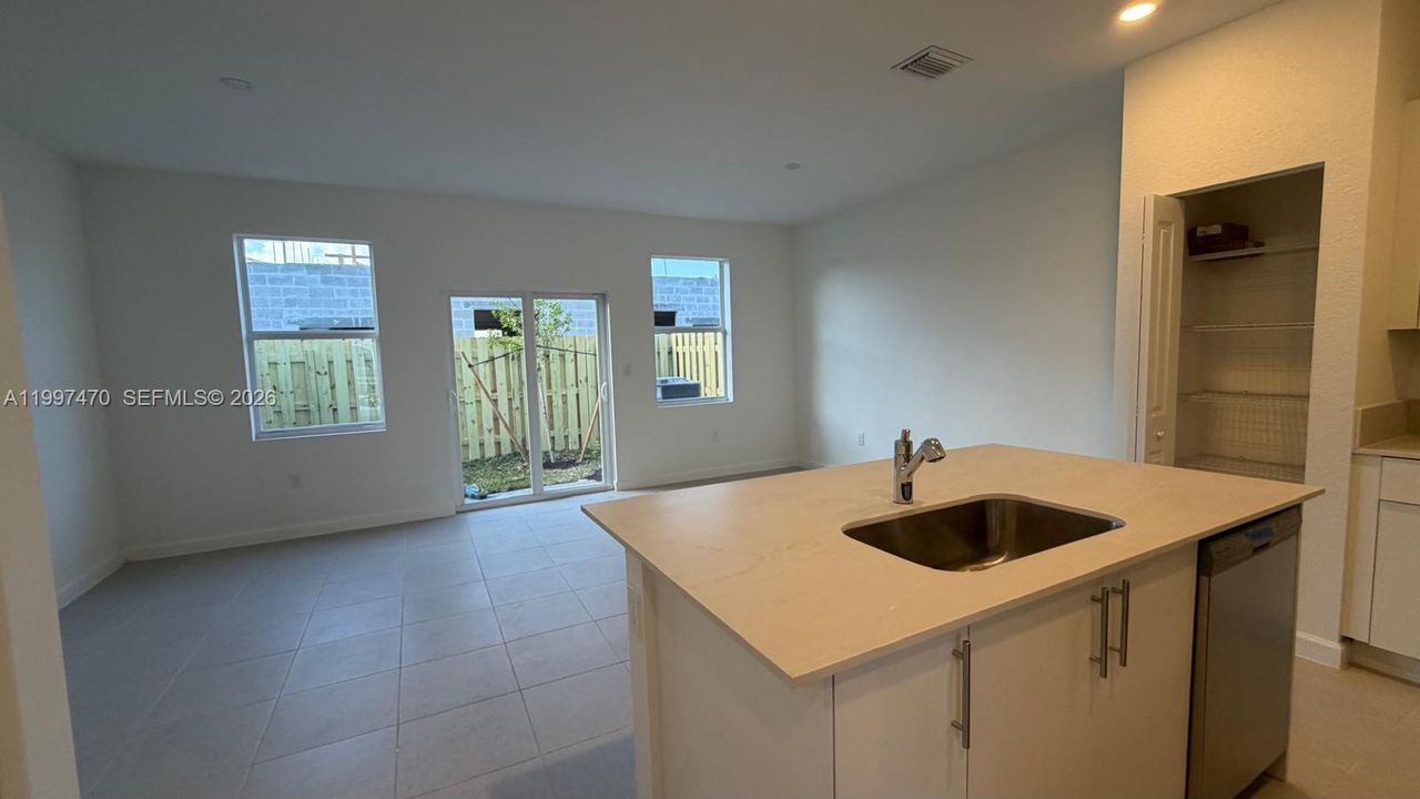 Recientemente alquilado: $2,250 (3 camas, 2 baños, 1446 Pies cuadrados)