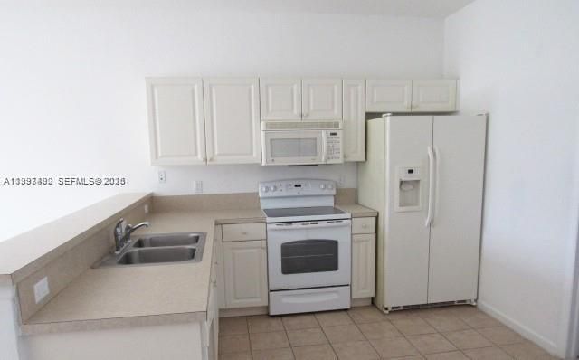 Active With Contract: $2,000 (3 beds, 3 baths, 1394 Square Feet)