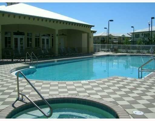 Active With Contract: $2,000 (3 beds, 3 baths, 1394 Square Feet)