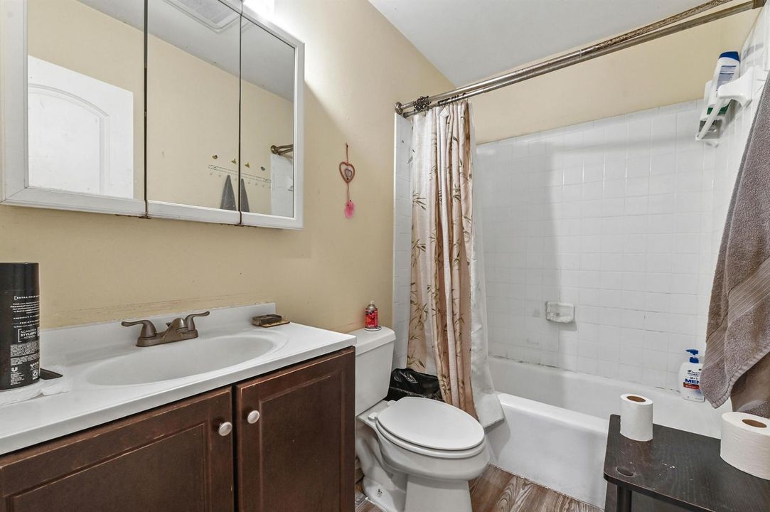31 Bathroom 01