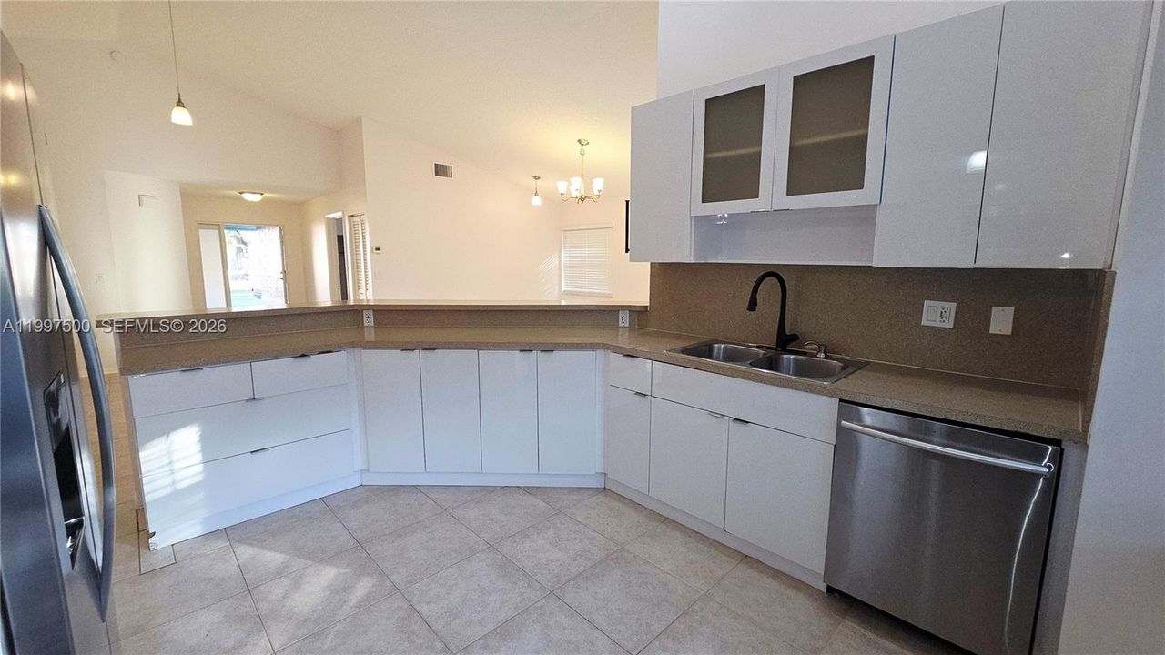 В аренду: $4,500 (4 спален, 2 ванн, 1382 Квадратных фут)