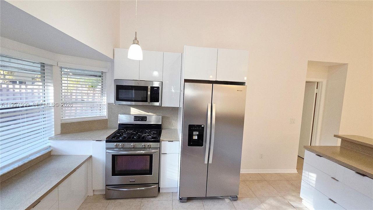 В аренду: $4,500 (4 спален, 2 ванн, 1382 Квадратных фут)