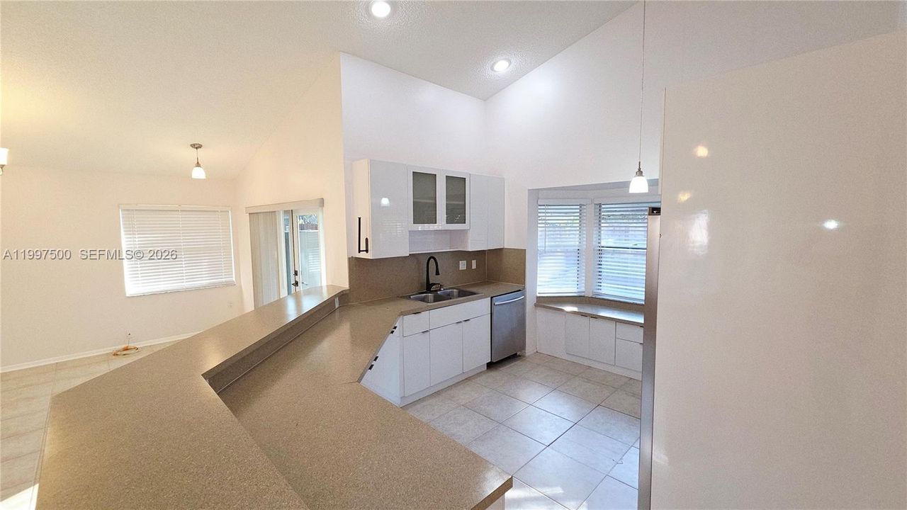 В аренду: $4,500 (4 спален, 2 ванн, 1382 Квадратных фут)