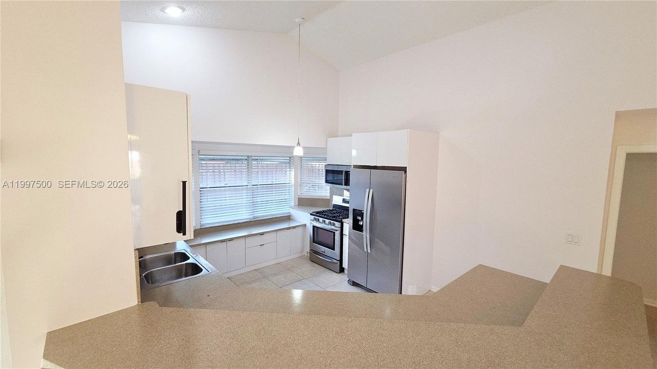 В аренду: $4,500 (4 спален, 2 ванн, 1382 Квадратных фут)