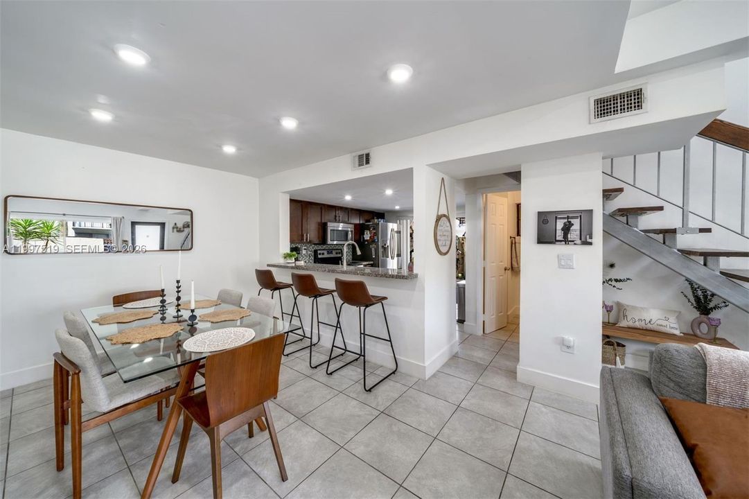 Activo con contrato: $380,000 (2 camas, 1 baños, 1050 Pies cuadrados)