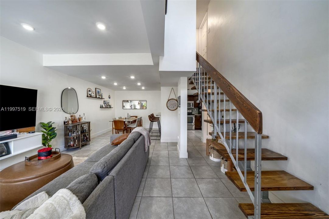 Activo con contrato: $380,000 (2 camas, 1 baños, 1050 Pies cuadrados)