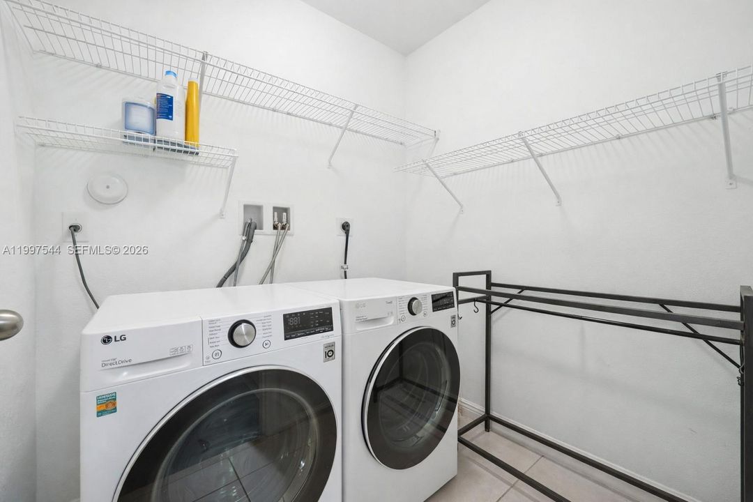 На продажу: $335,000 (2 спален, 2 ванн, 1408 Квадратных фут)