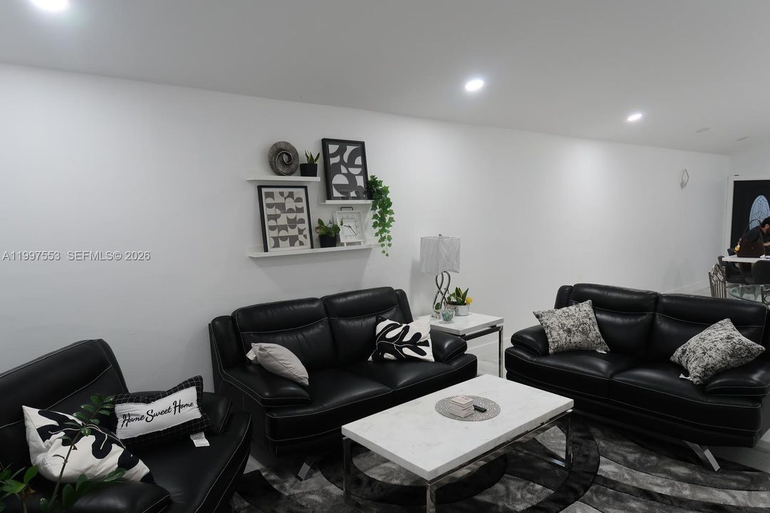 Activo con contrato: $275,000 (3 camas, 2 baños, 1359 Pies cuadrados)