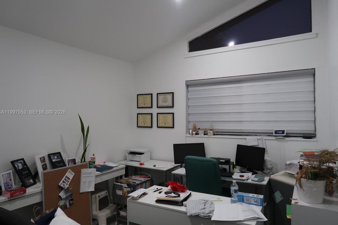 Activo con contrato: $275,000 (3 camas, 2 baños, 1359 Pies cuadrados)