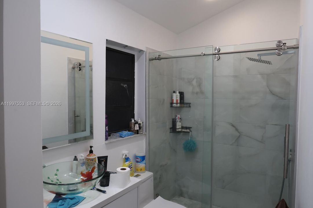 Activo con contrato: $275,000 (3 camas, 2 baños, 1359 Pies cuadrados)