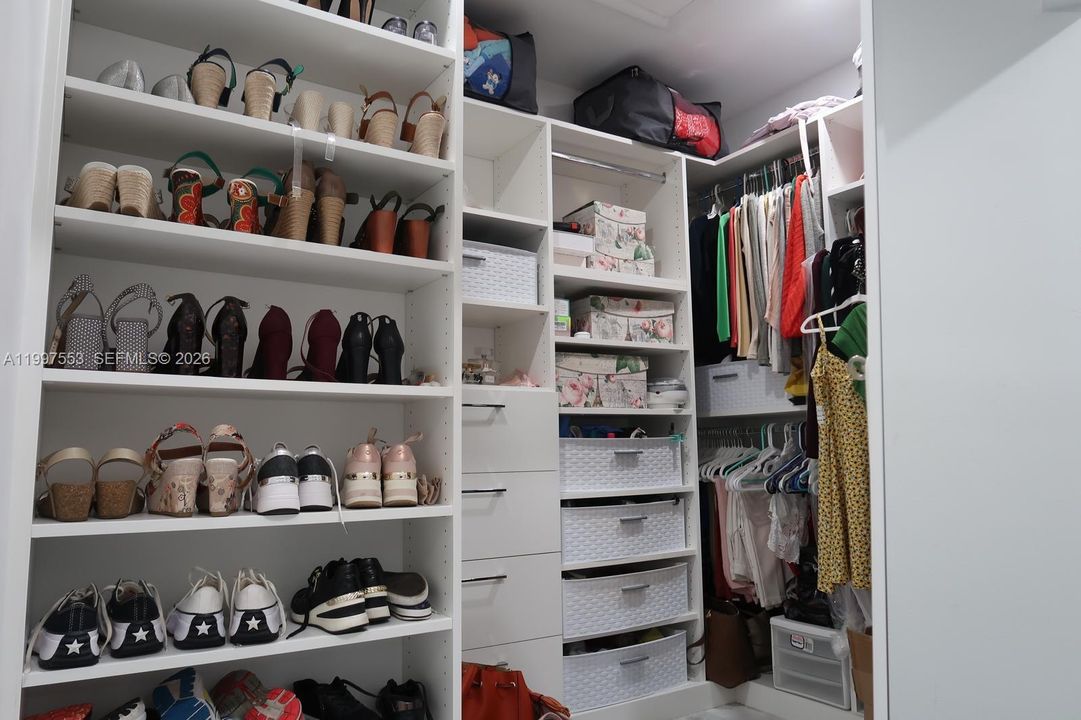 Activo con contrato: $275,000 (3 camas, 2 baños, 1359 Pies cuadrados)