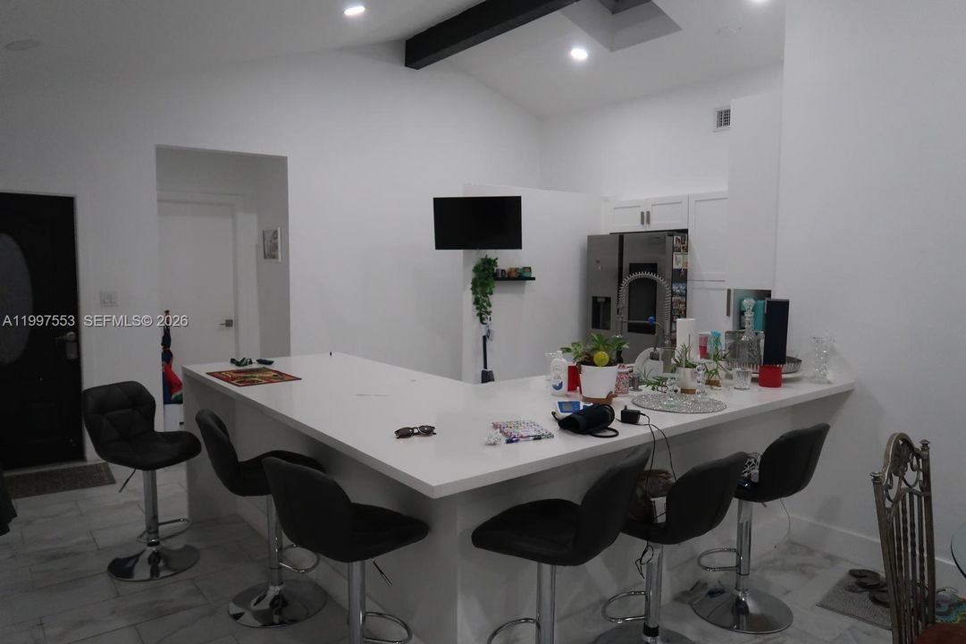 Activo con contrato: $275,000 (3 camas, 2 baños, 1359 Pies cuadrados)