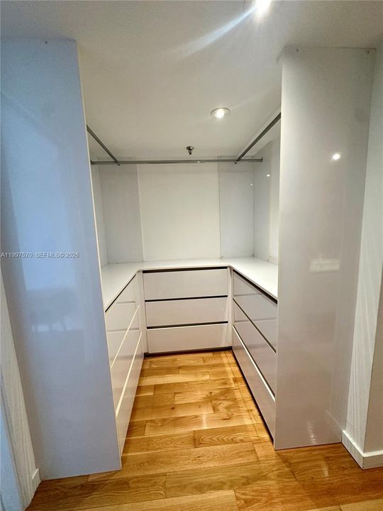 待售: $334,999 (1 贝兹, 1 浴室, 770 平方英尺)