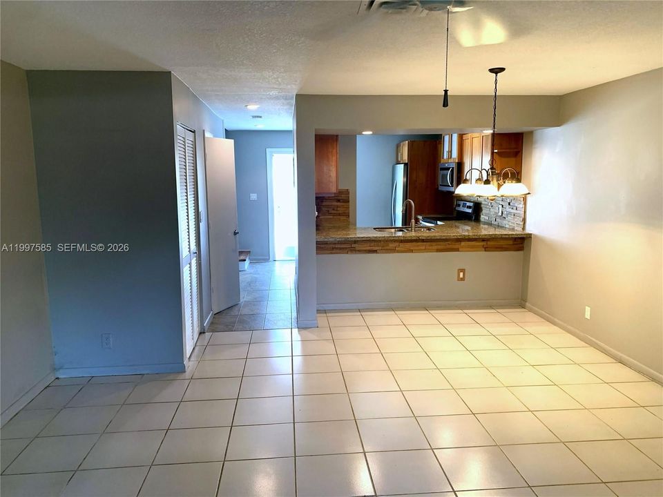 Activo con contrato: $379,900 (2 camas, 2 baños, 1055 Pies cuadrados)