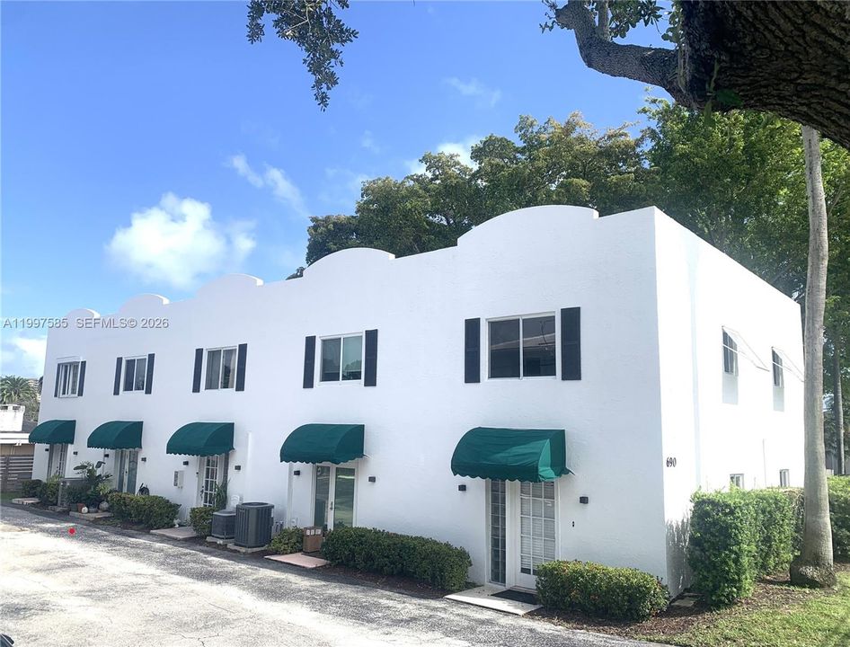 Activo con contrato: $379,900 (2 camas, 2 baños, 1055 Pies cuadrados)