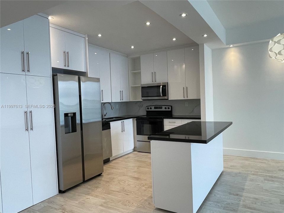 Recently Rented: $3,700 (3 beds, 2 baths, 1537 Square Feet)