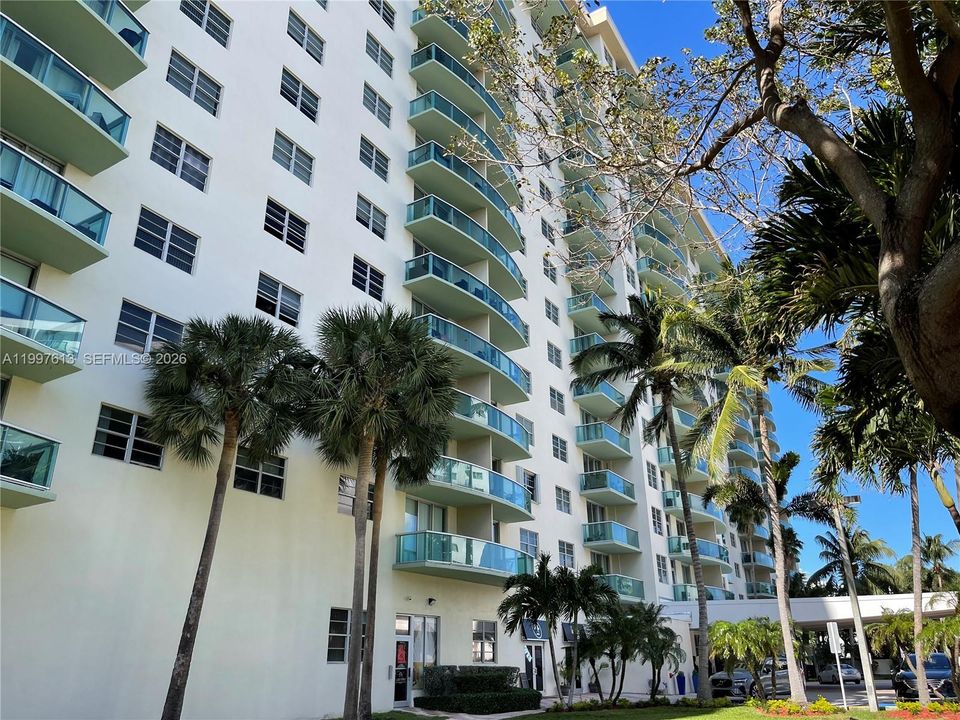 Recently Rented: $3,700 (3 beds, 2 baths, 1537 Square Feet)