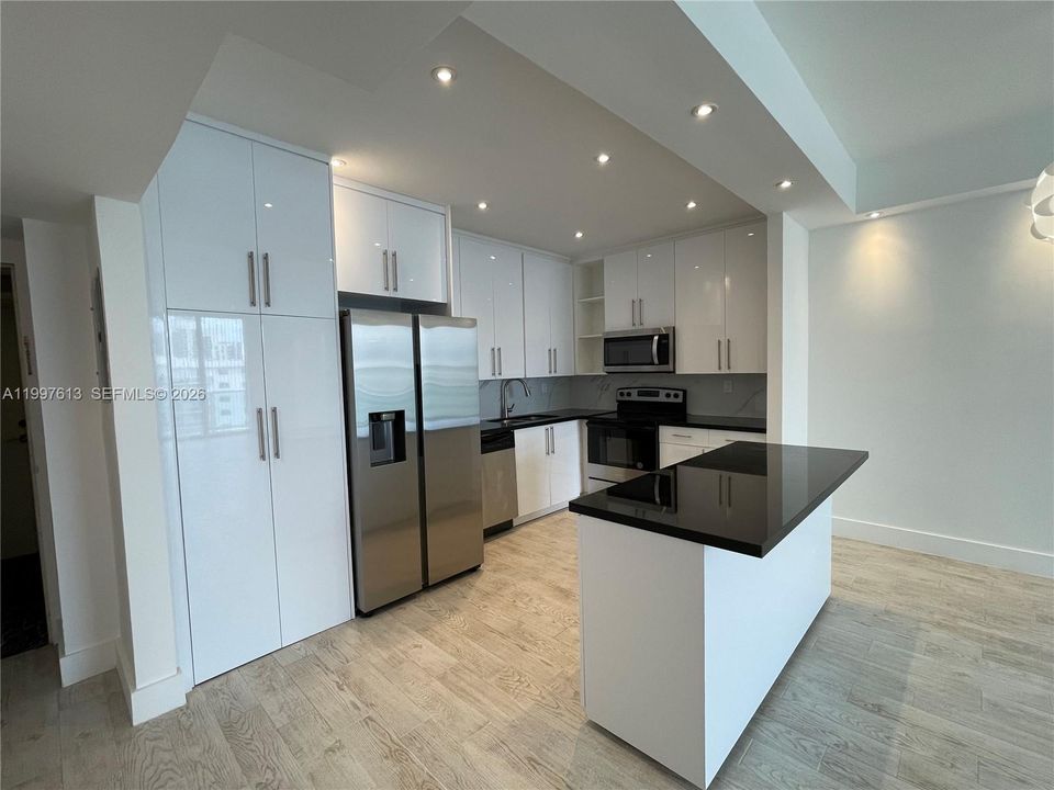 Recently Rented: $3,700 (3 beds, 2 baths, 1537 Square Feet)