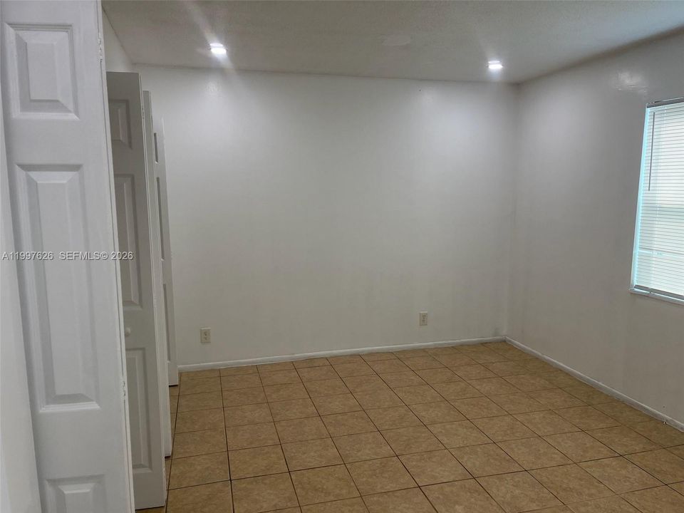 Active With Contract: $125,000 (1 beds, 1 baths, 598 Square Feet)