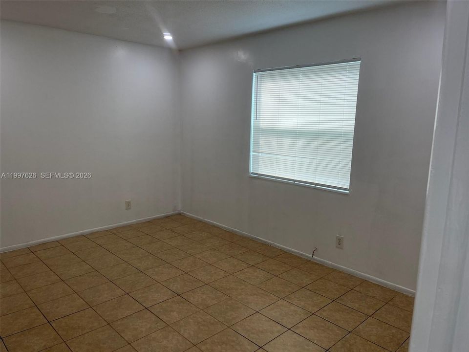 Active With Contract: $125,000 (1 beds, 1 baths, 598 Square Feet)