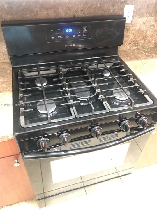 Active With Contract: $125,000 (1 beds, 1 baths, 598 Square Feet)
